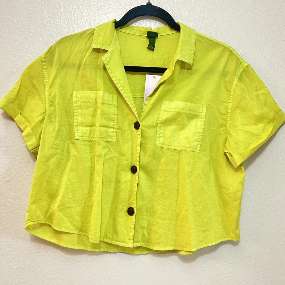NWT Cropped short sleeve distressed button up shirt with buttons and a collar